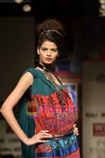 Model walks the ramp for Niki Mahajan show on Wills Lifestyle India Fashion Week 2011-Day 4 in Delhi on 9th April 2011 (91).JPG